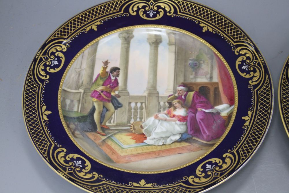 A pair of Vienna porcelain cabinet plates, decorated with Romeo und Julie, and Othello Seine Abenteuer Erzahlend, 25.5cm